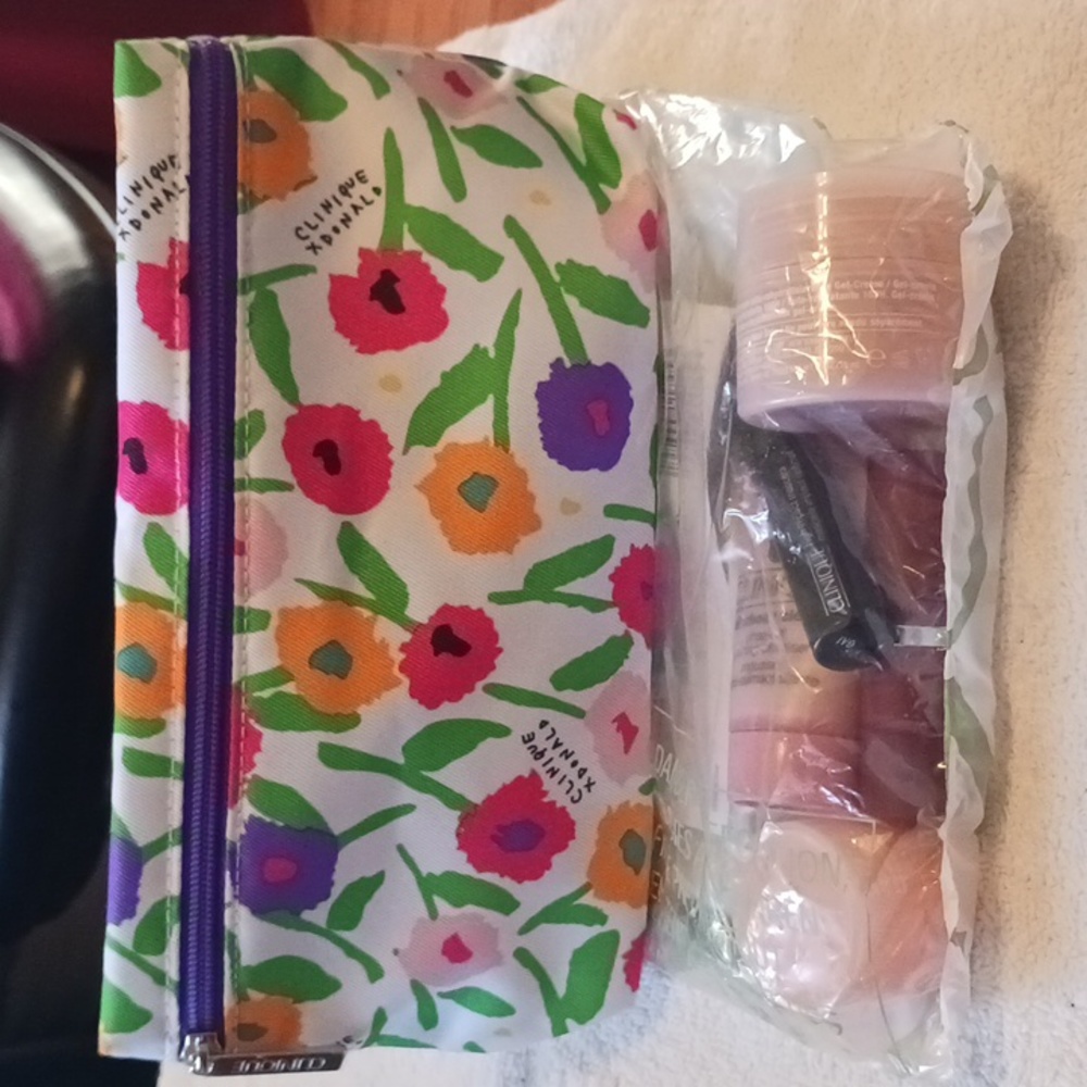 Clinique Cosmetic bag with travel sizes